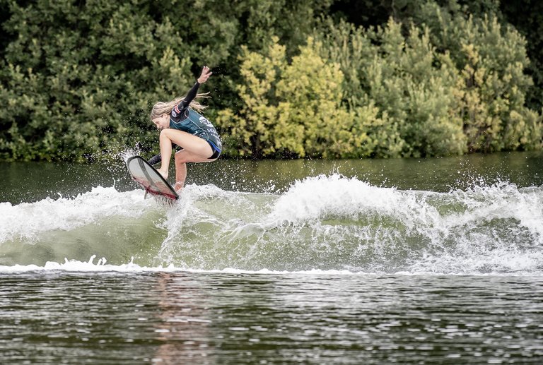 Emilia Whitehouse at the 2022 Malibu Boats UK Wakesurf Nationals - Photo Mantis Pro Media
